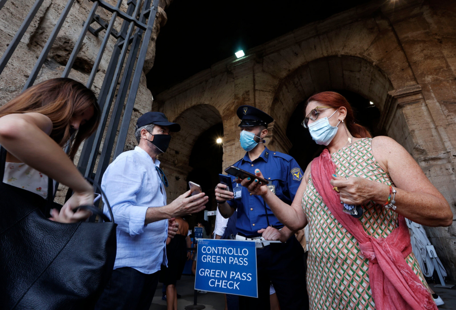 Du khách được nhân viên an ninh kiểm tra thẻ xanh tại lối vào Đấu trường La Mã - Ảnh: Riccardo De Luca/Associated Press