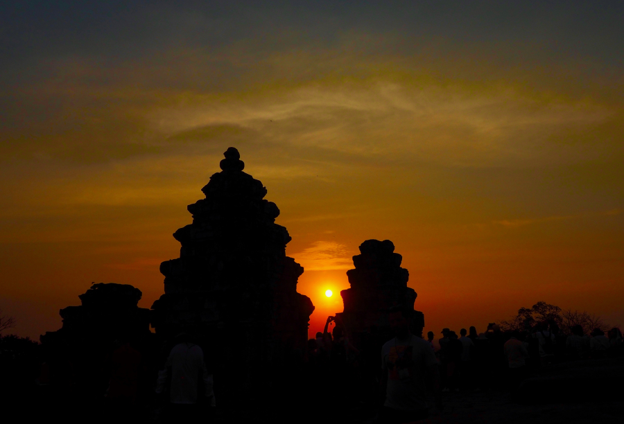 Mặt trời lặn sau những ngôi đền cổ kính