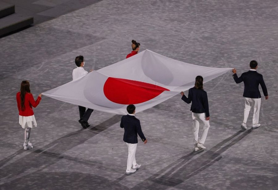 Nghi lễ rước quốc kỳ nước chủ nhà Nhật Bản.