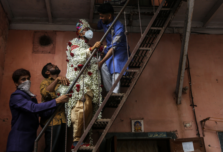 Một chú rể đi đón dâu ở Mumbai, Ấn Độ