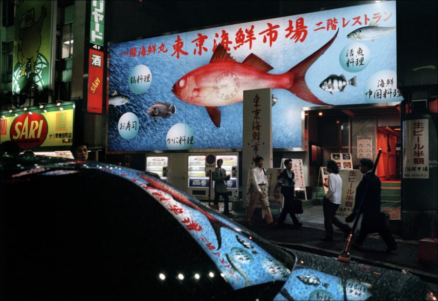 Cảnh đêm. Biển quảng cáo neon khổng lồ trên nhà hàng bán cá, Honshu, Tokyo, Nhật Bản, 1997 ©ianberrymagnum/