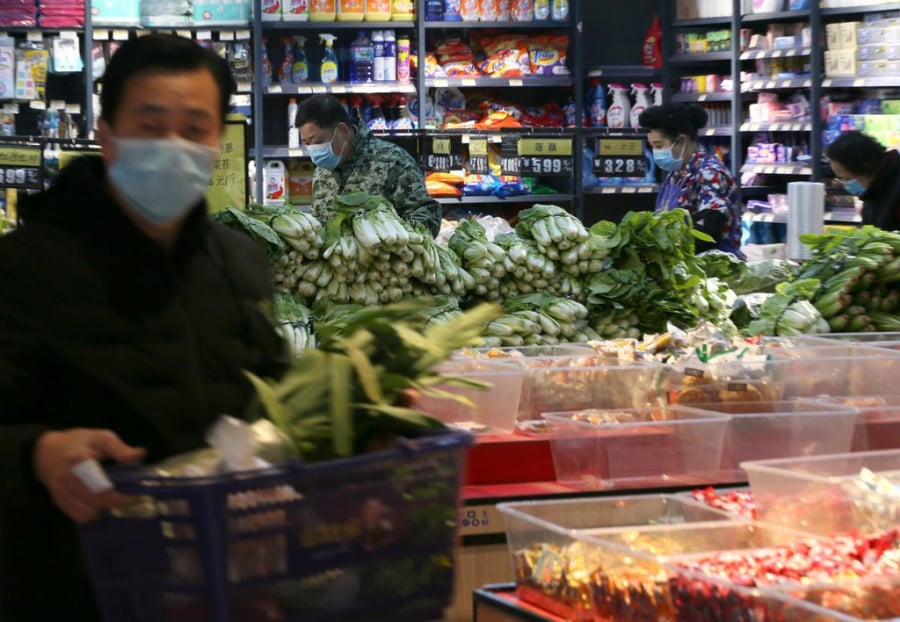 Người dân Vũ Hán đeo khẩu trang đi mua thực phẩm tại siêu thị