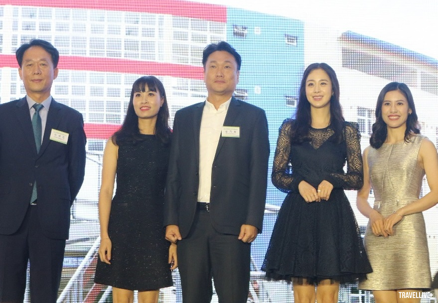 Buổi tối cùng ngày, Kim Tae Hee đã tham gia chương trình đêm từ thiện hữu nghị Hàn Quốc do cộng đồng người Hàn Quốc tại Việt Nam tổ chức thực hiện với vai trò khách mời.