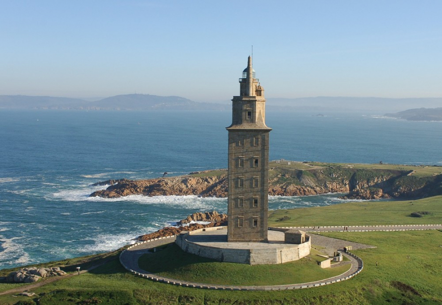 Tháp Hercules được xây dựng trên ngọn đồi đá Punta Euras, nằm trên bán đảo cách trung tâm A Coruna khoảng 2.4km, gồm 7 tầng và hiện cao 55m.