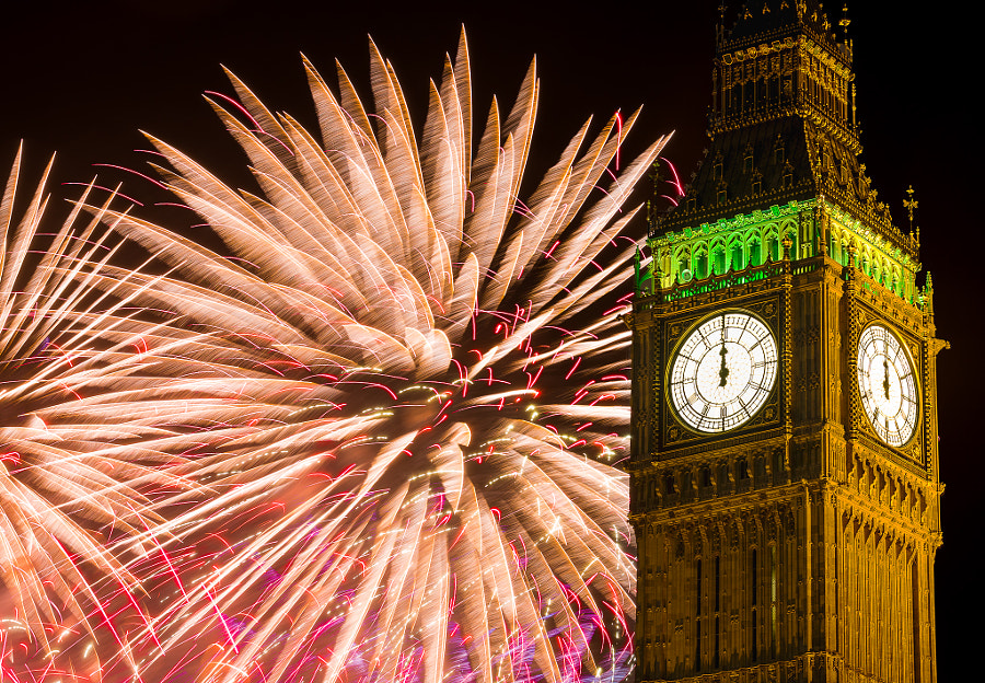 Pháo hoa rực rỡ bên Tháp đồng hồ Big Ben