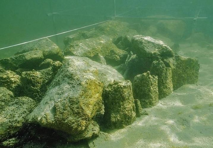 Một trong số những công trình đá nằm trong khu vực thủy cung tiền sử
