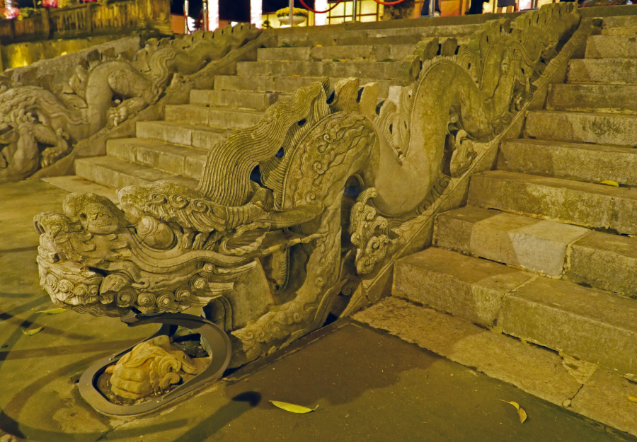 Thềm Rồng trước điện Kính Thiên được tạo tác năm 1467 dưới thời vua Lê Thánh Tông