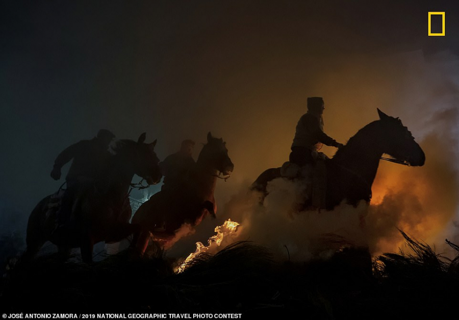Lễ hội cưỡi ngựa phi qua lửa Las Luminarias 