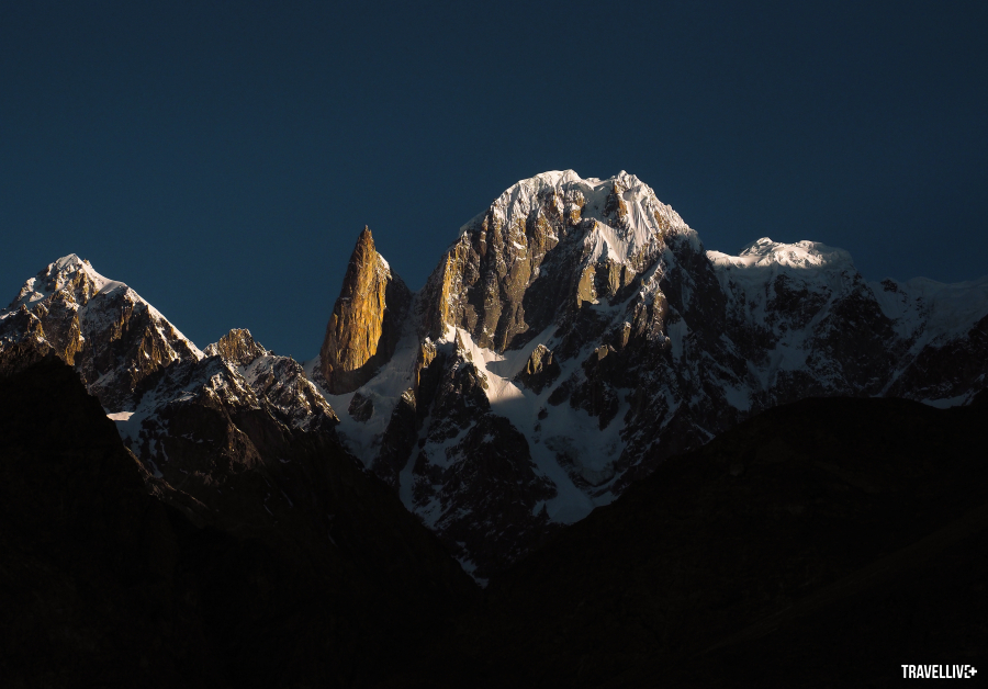 Lady's Finger trong nắng sớm. Ngọn núi này không cao so với các đỉnh núi khác ở Hunza (chỉ 6.000 m) nhưng hình dáng rất đặc biệt, nhỏ và nhọn hoắt.