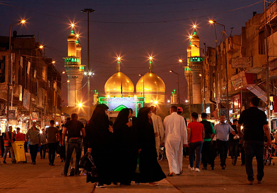 Các tín đồ dòng Shia tập trung gần đền thờ vàng của Imam Moussa al-Kadhim ở Baghdad, Iraq