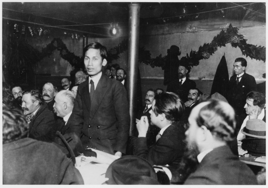 Nguyễn Ái Quốc phát biểu tại Hội nghị Đảng Cộng sản Pháp, Paris, 1920.