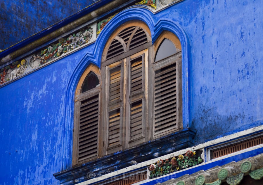 Màu xanh là tông màu chủ đạo của khu dinh thự, giống như cái tên thường được gọi của nó - Dinh thự màu xanh