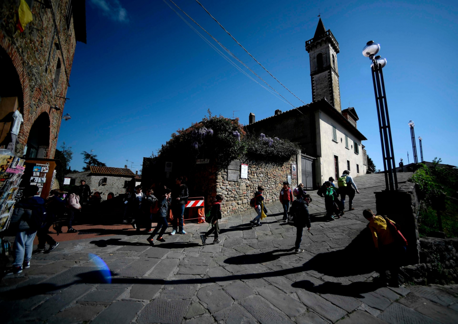 Du khách đi bộ qua nhà thờ Santa Croce ở làng Vinci
