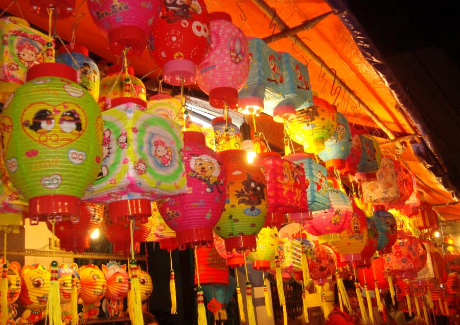  Những chiếc đèn lồng thủ công truyền thống vẫn là mặt hàng bán chạy nhất với giá dao động từ 30.000 đến 100.000 đồng/chiếc.