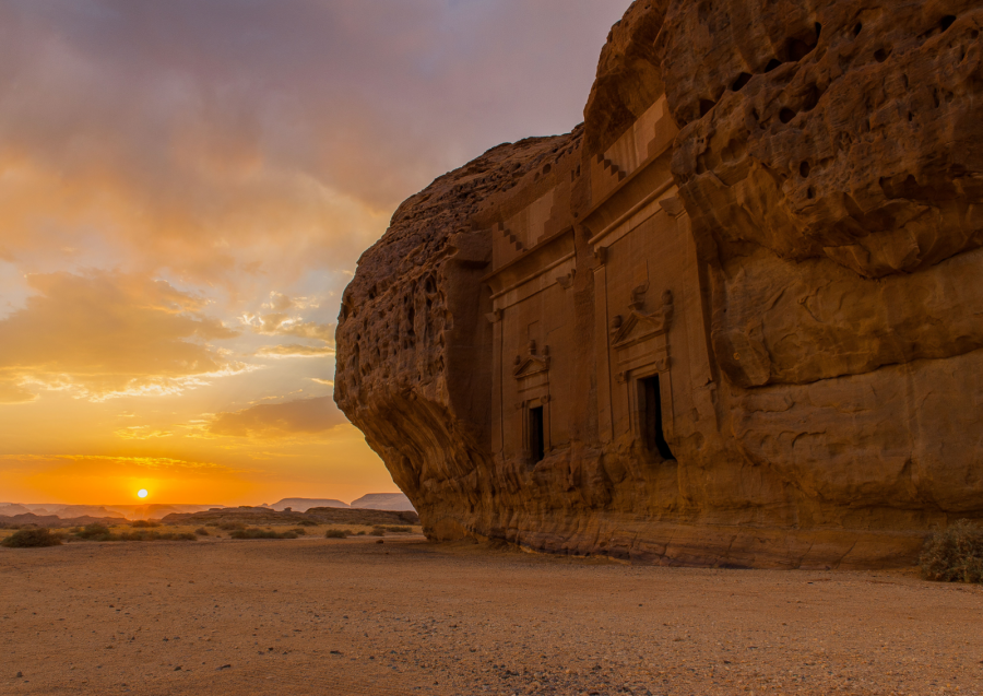 Các công trình xây dựng đá cắt tại Hegra trông giống với điểm đến nổi tiếng Petra - cách khoảng vài trăm dặm về phía bắc Jordan