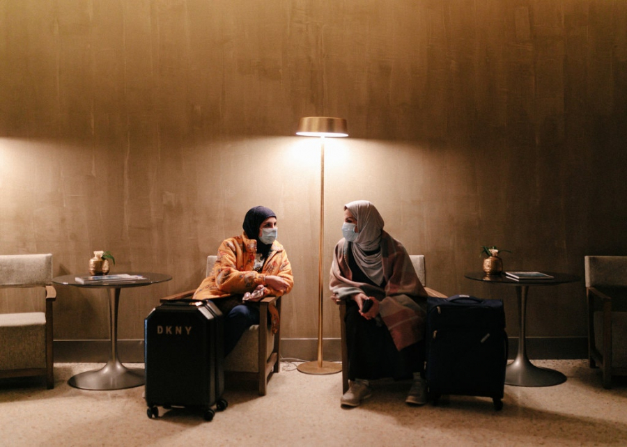 Emy và Macha đến từ Kuwait, đeo mặt nạ trong khi chờ đợi để nhận phòng tại một khách sạn ở Milan. Họ nói rằng trong vali của họ chứa đầy khẩu trang.