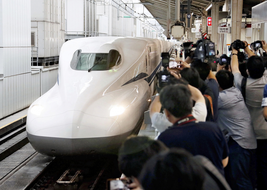 Nhiều người dân đã đến tham dự lễ khởi hành của tàu Shinkansen N700S