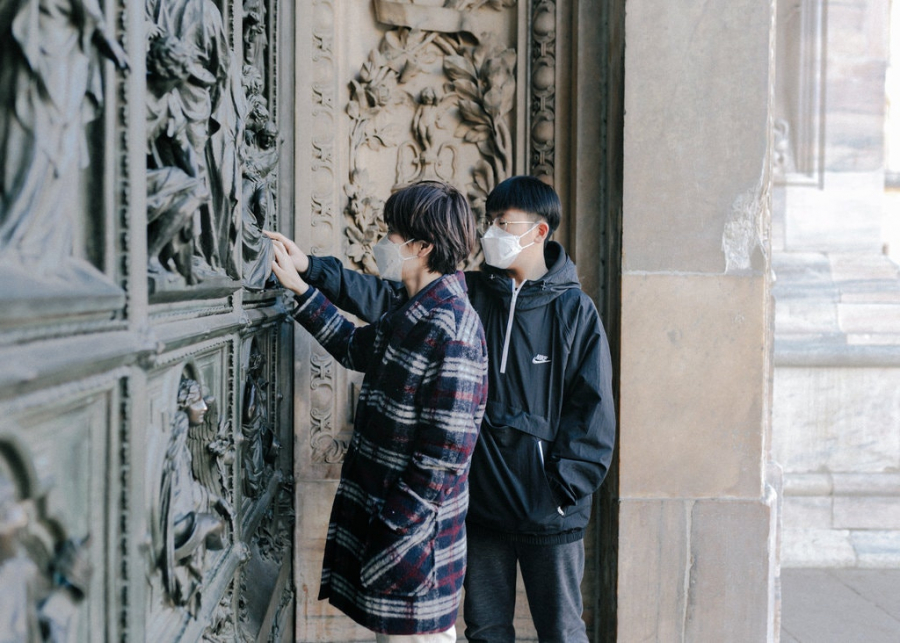 Du khách Hàn Quốc trước cánh cửa đóng kín của Duomo di Milano