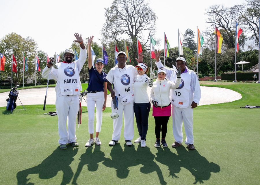 Golfer Hồ Thị Lành (thứ hai, ngoài cùng, bên phải) đạt thành tích ấn tượng tại vòng chung kết BMW Golf Cup International