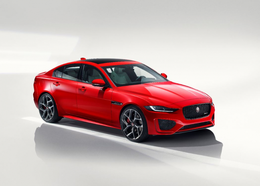 Thiết kế ngoại thất được nâng cấp mang lại cho Jaguar XE mới một cá tính rõ ràng và quyết đoán hơn.