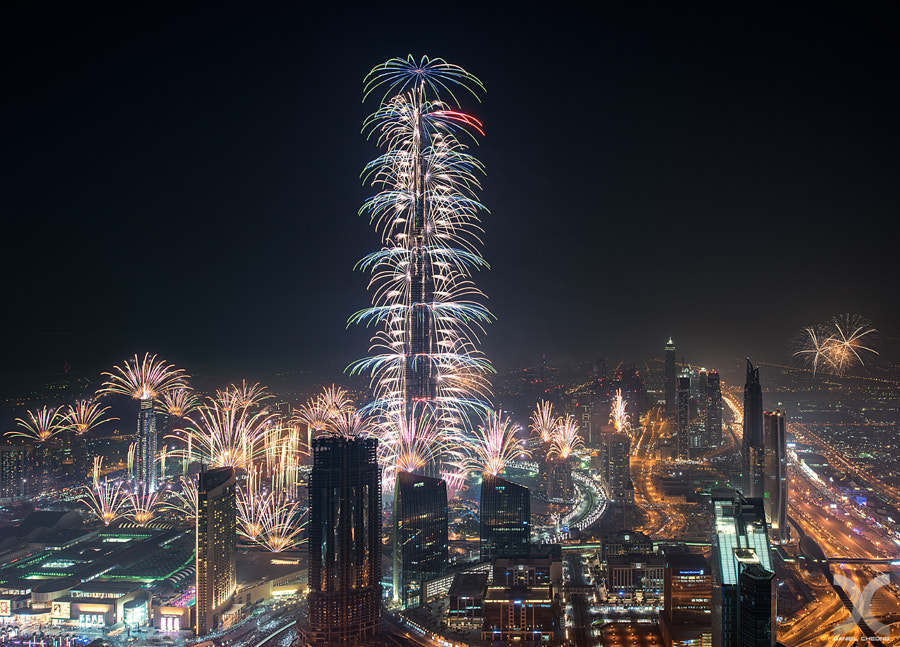 Burj Khalifa, toà tháp cao nhất thế giới, là nơi tổ chức màn trình diễn pháo hoa hoành tráng đón mừng năm mới