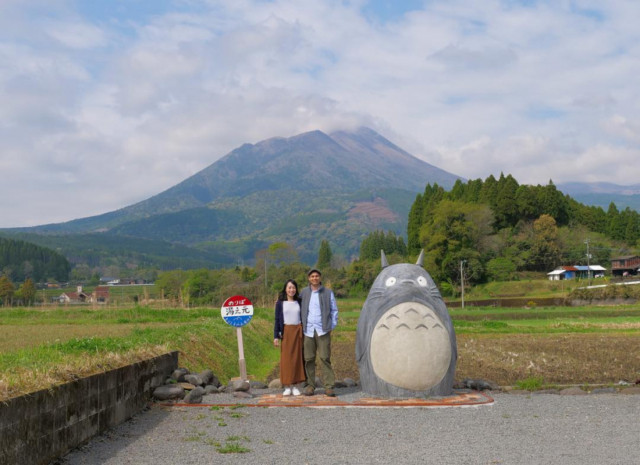 Nhiều người còn đi từ các thành phố khác đến đây để chiêm ngưỡng bức tượng Totoro này.