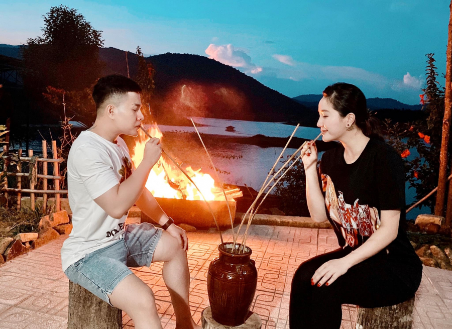 Bảo Thy và bạn của mình uống rượu cần, đốt lửa trại trên đảo Đào Hoa