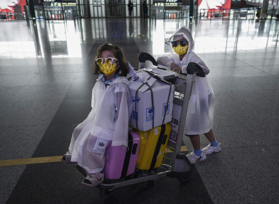 Những em bé được bảo hộ cẩn thận tại sân bay quốc tế Bắc Kinh