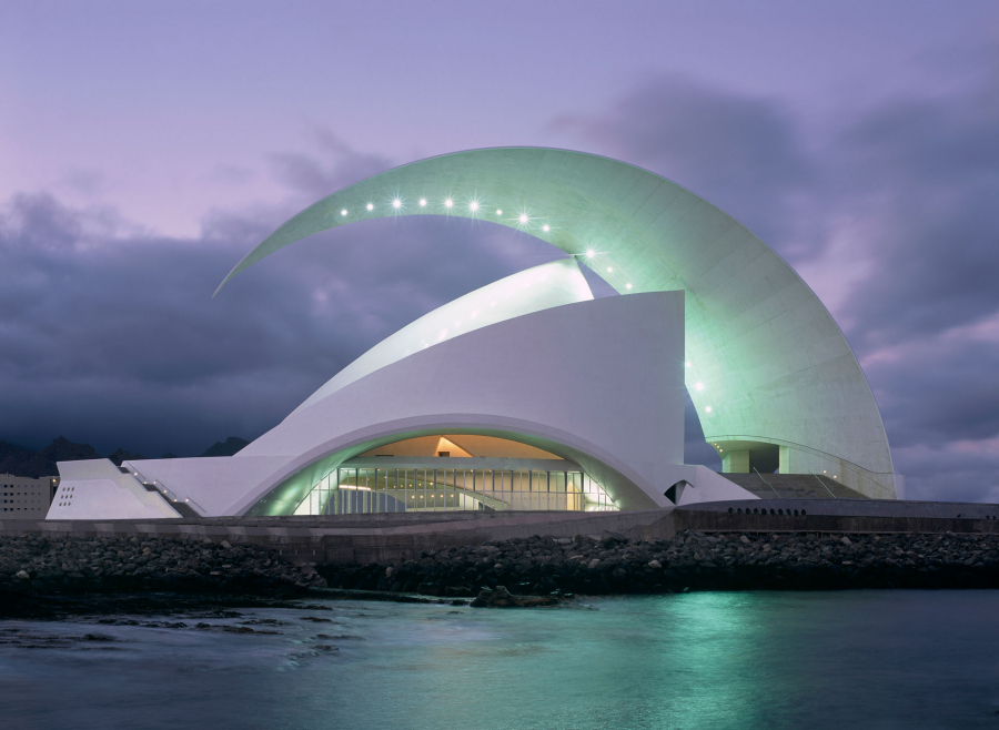 Nhà hát với kiến trúc giống một con tàu với cánh buồm no gió. Ảnh: Calatrava