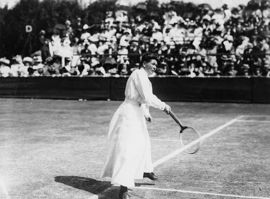Charlotte Cooper mặc chiếc váy dài khi thi đấu tennis