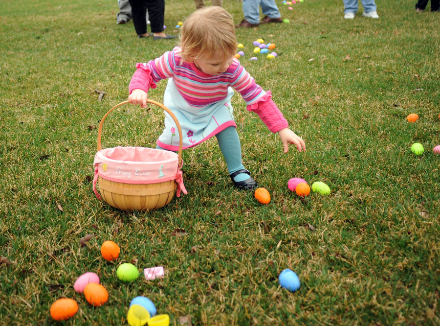 Mỗi bé sẽ cầm những chiếc giỏ đan xinh xinh, cùng nhau tìm các quả trứng mà chú thỏ Phục sinh đã để lại