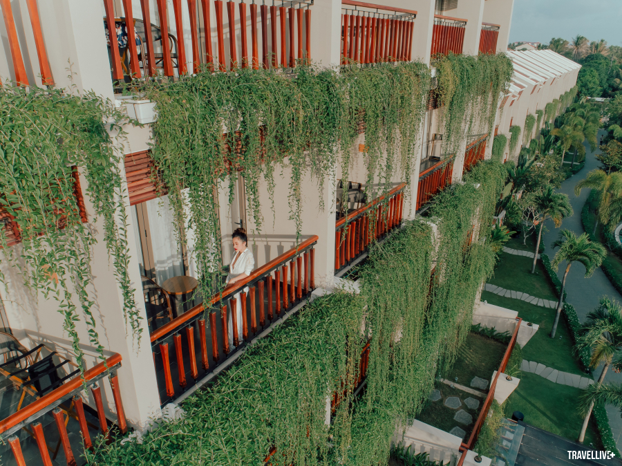 Hướng tới lối sống xanh, lành mạnh và gần gũi thiên nhiên, tất cả phòng ở Silk Sense Hoi An River Resort đều có ban công hướng ra vườn và dòng sông.