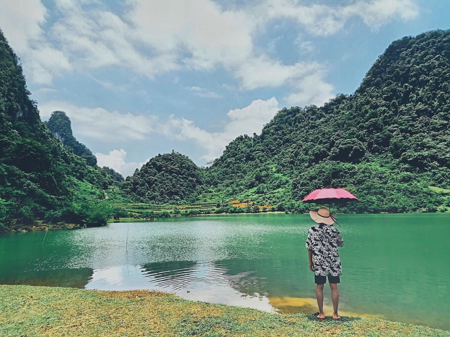 Hồ Nậm Trá xanh màu ngọc bích (ảnh: Thuongdinh97).