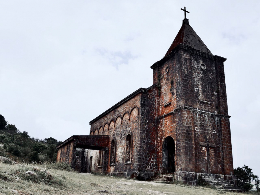 Nhà thờ bỏ hoang tại ga Bogor Hill gần Kompot, Campuchia