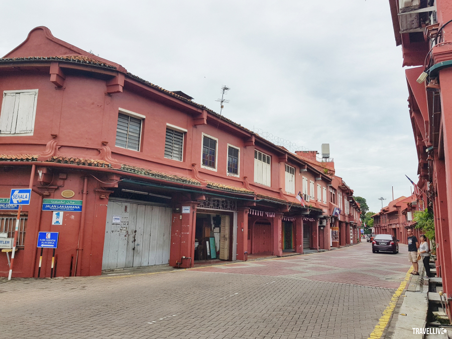 Hai dãy nhà sơn màu đỏ hồng ở Melaka