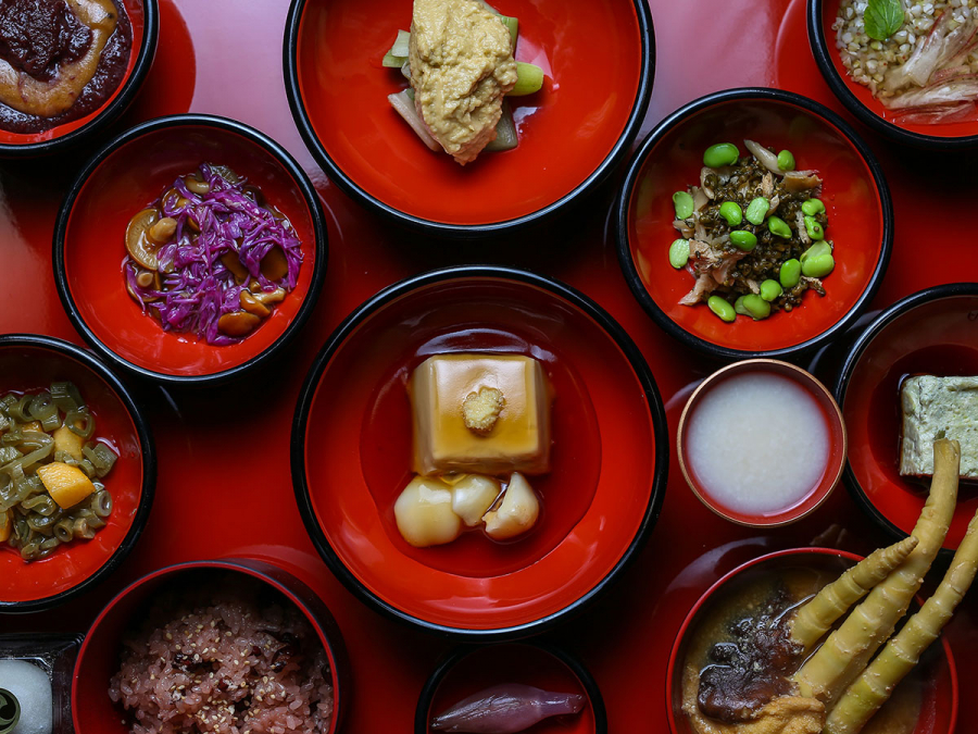 Shojin Ryori (“ẩm thực thiền”), một văn hóa ẩm thực truyền thống của người Nhật. Trường phái ẩm thực này gắn với 3 yếu tố cốt lõi: ăn thực phẩm theo mùa, hạn chế tối đa gia vị và tránh lãng phí thức ăn.