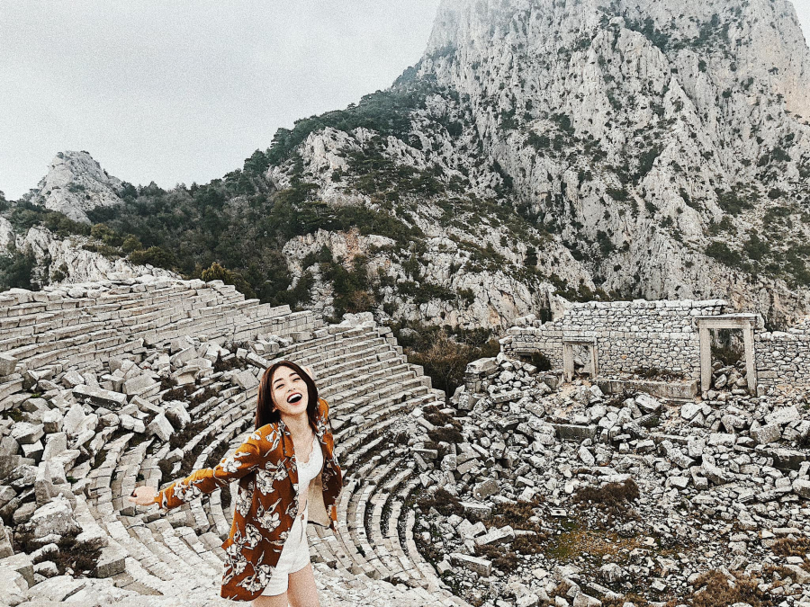 Á hậu Phương Nga đầy rạng rỡ, thích thú check-in tại thành cổ Termessos