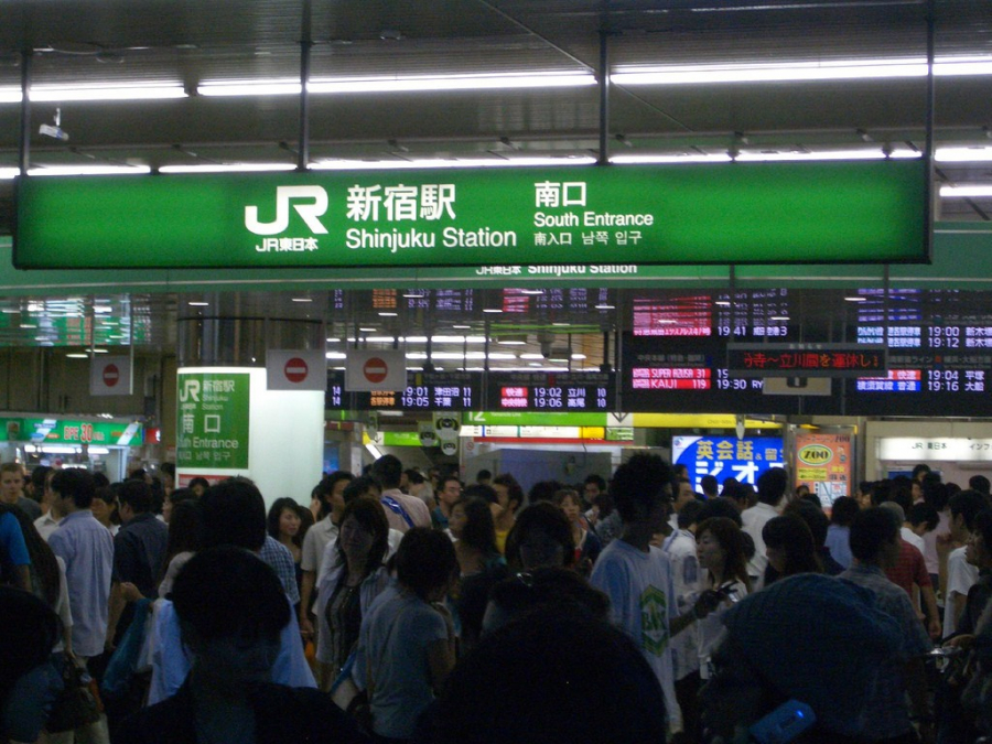 Các ga tàu điện ngầm ở Tokyo là một trong những nơi duy nhất trong thành phố có biển hiệu tiếng Anh