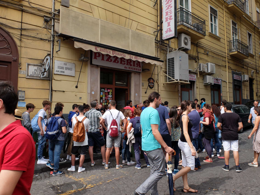 Thực khách tìm đến L'Antica Pizzeria Da Michele