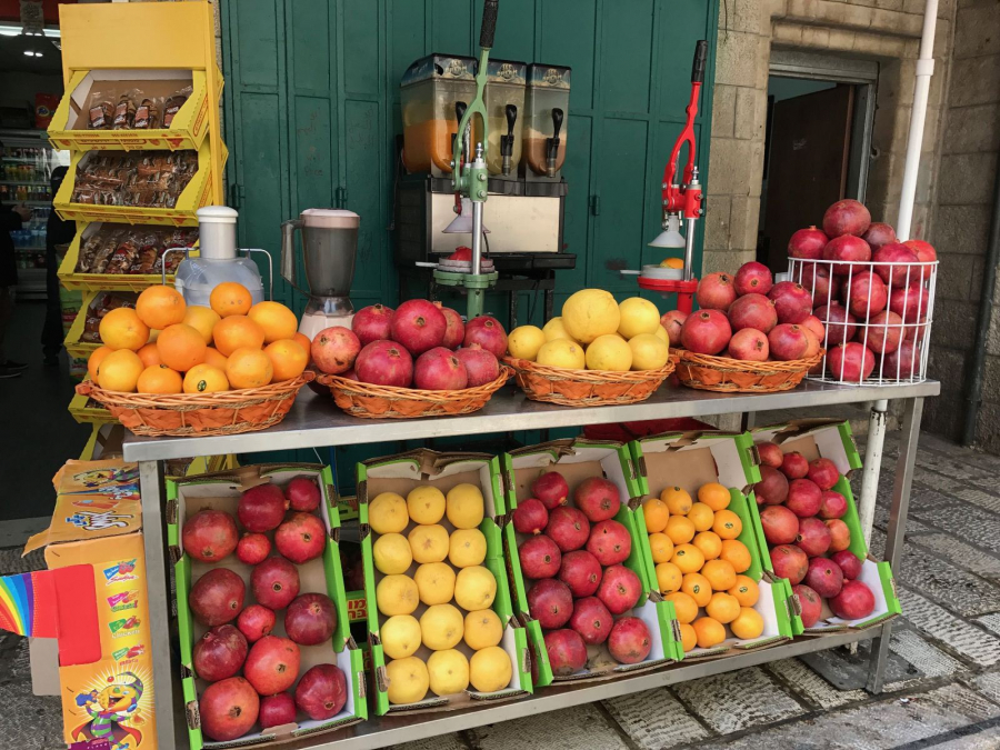 Quầy nước ép hoa quả tại một góc phố ở Jerusalem