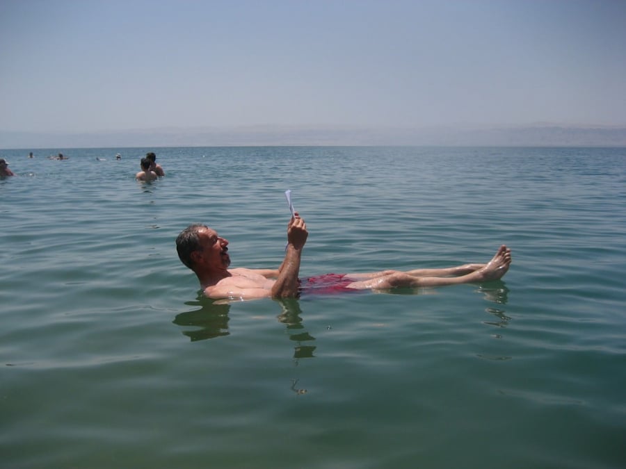 Nằm thư thái trên mặt nước trong khi đọc sách/báo là kiểu tạo dáng phổ biến nhất của du khách khi đến Biển Chết