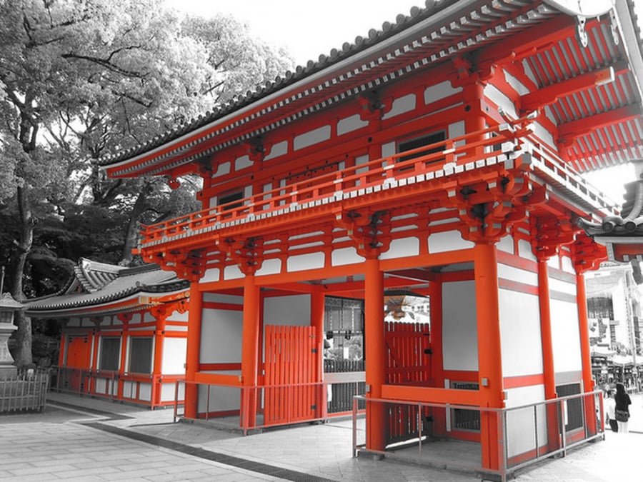 Cổng sơn son của đền Yasaka Jinja