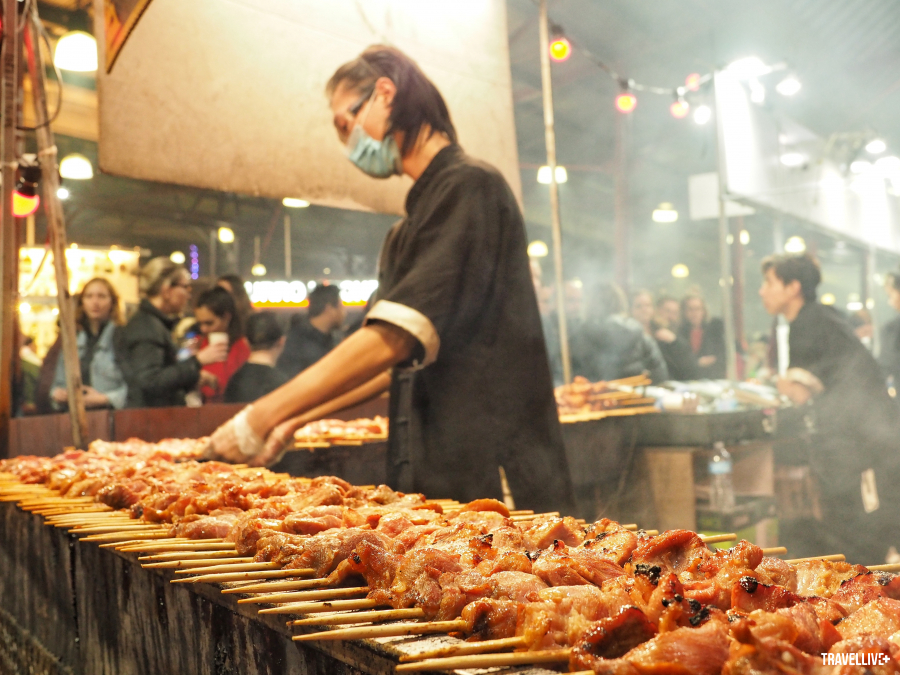 Thịt nướng là món ăn ưa thích vào mùa Đông của người bản xứ và cũng là món ăn chủ đạo của chợ đêm QVM