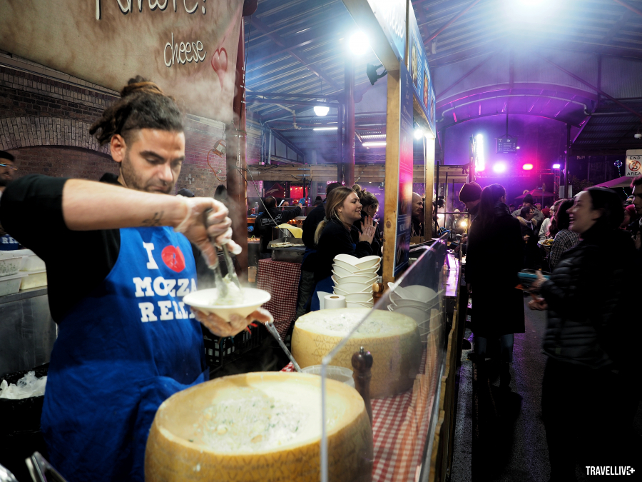 Gian hàng “That’s Amore Cheese” nổi tiếng với món mỳ spaghetti được trộn trực tiếp với phô mai nóng chảy từ những tảng Grana Padano nặng 40 kg