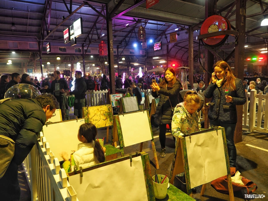 Khu vực vẽ tranh (kiêm trông trẻ) miễn phí, với người hướng dẫn chuyên nghiệp từ ban tổ chức chợ đêm