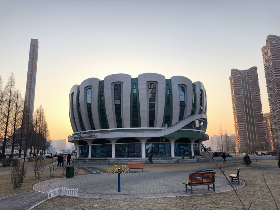 Một khách sạn ở Triều Tiên được xây dượng theo mô hình quốc hoa Triều Tiên - hoa mộc lan.