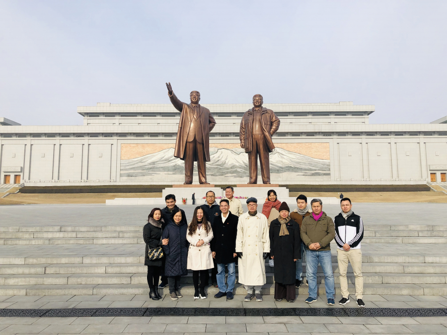 Đoàn du khách Việt Nam chụp ảnh dưới 2 bức tượng của hai vị lãnh tụ Kim Nhật Thành và Kim Chính Nhật