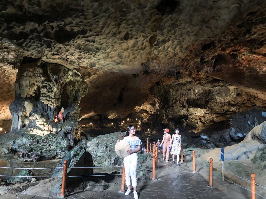 Hang Sửng Sốt là một trong những hang động thạch nhũ kỳ vĩ nhất trong quần thể vịnh