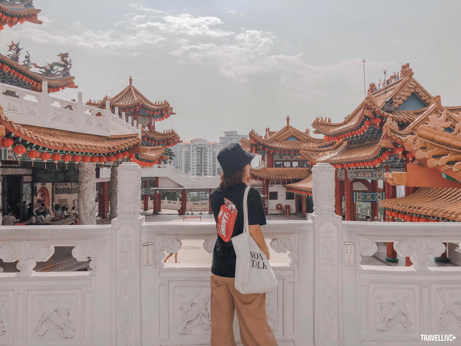 Đứng trên ban công chùa bạn sẽ nhìn được bao quát toàn cảnh thành phố Kuala Lumpur hoa lệ