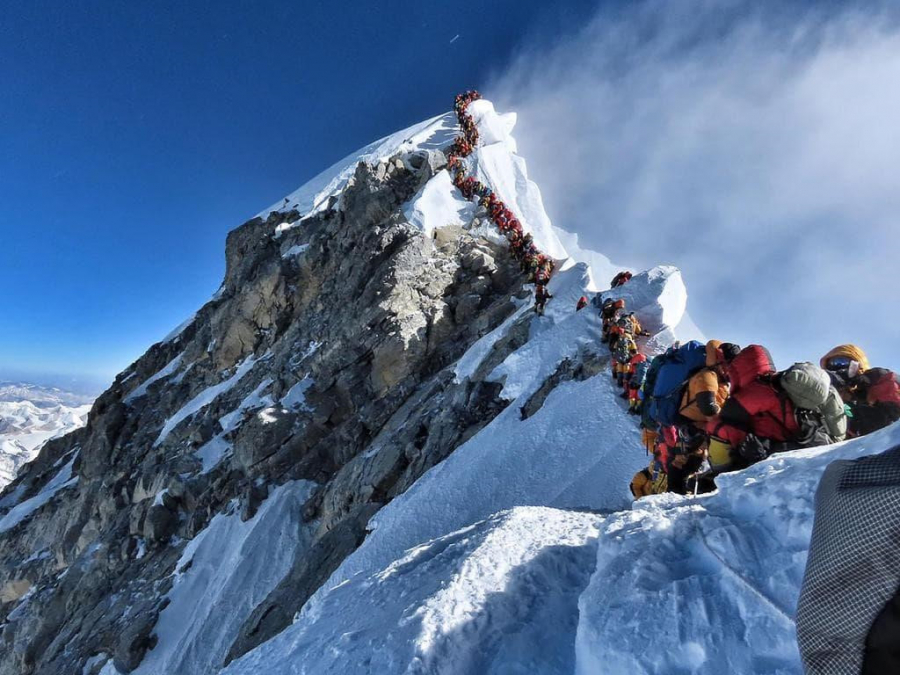 Số người muốn chinh phục đỉnh Everest ngày càng tăng khiến môi trường càng bị ô nhiễm. Trong năm 2019, Chính phủ Nepal phải chịu nhiều chỉ trích khi số đơn được cấp phép leo núi lên đến kỉ lục: 381 đơn.